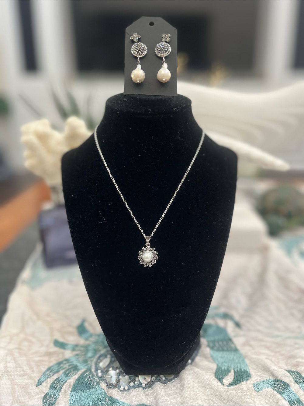 Brand New! Vintage Silver-Tone Pearl Flower Necklace & Freshwater Pearl Earrings - Picture 2 of 10